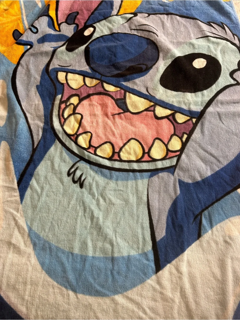 THE DISNEY STORE ALIEN SURF BEACH GRAPHIC STITCH RIDING A SURFBOARD TOWEL